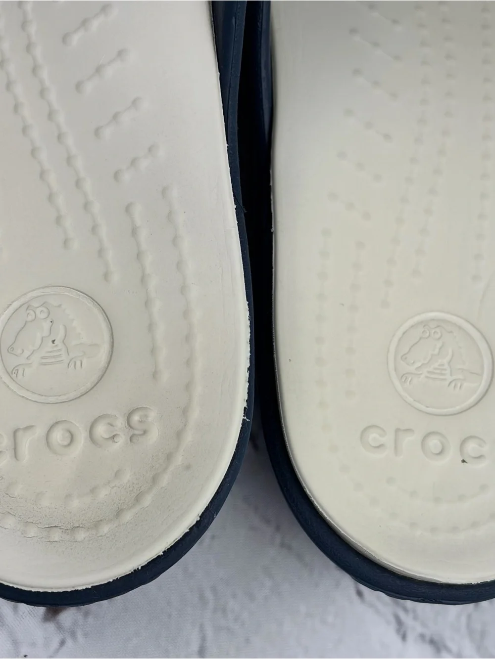 Crocs Sanrah Circle Slide Sandals Women Size 8 Navy Blue Stucco Medallion